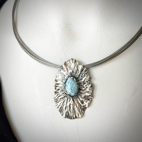 Larimar - Zilveren organische hanger aan draadcollier met Larimar