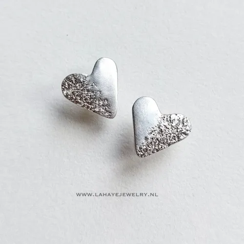 Love is in the air - Zilveren hartjes oorknopjes