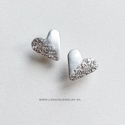 Love is in the air - Zilveren hartjes oorknopjes
