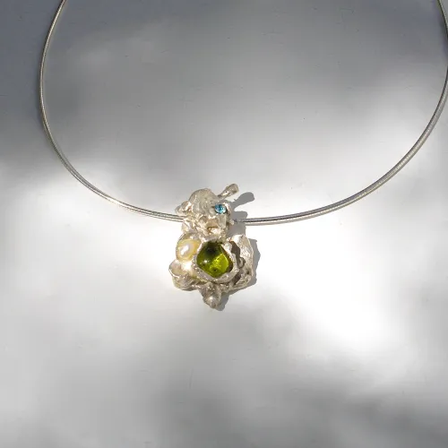Madame Peridot - Chique zilveren organische hanger met peridot