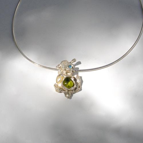 Madame Peridot - Chique zilveren organische hanger met peridot