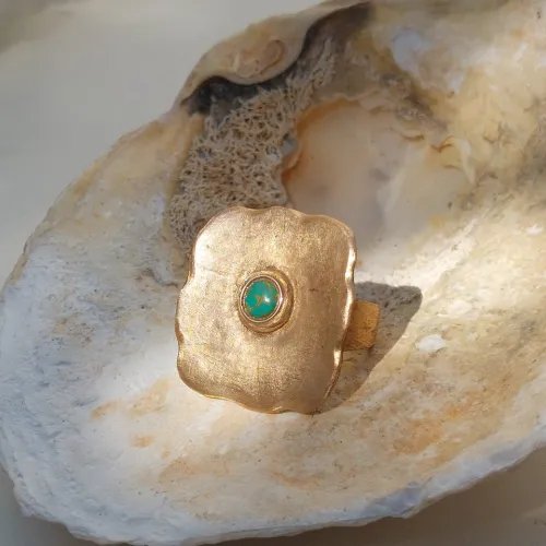 Malachos - Goudkleurige organische ring met Malachiet