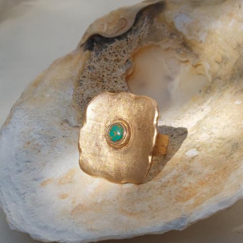 Malachos - Goudkleurige organische ring met Malachiet