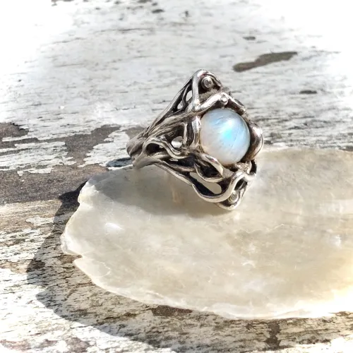 Moonmagic - Organische zilveren ring met Maansteen