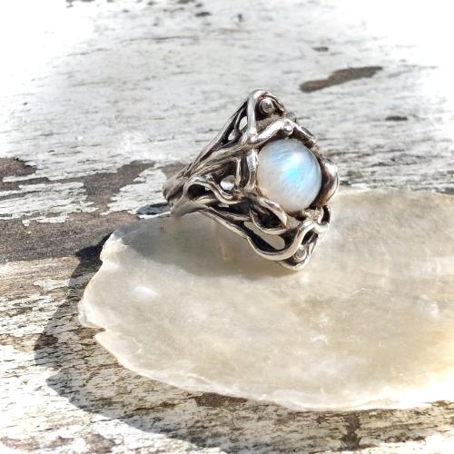 Moonmagic - Organische zilveren ring met Maansteen
