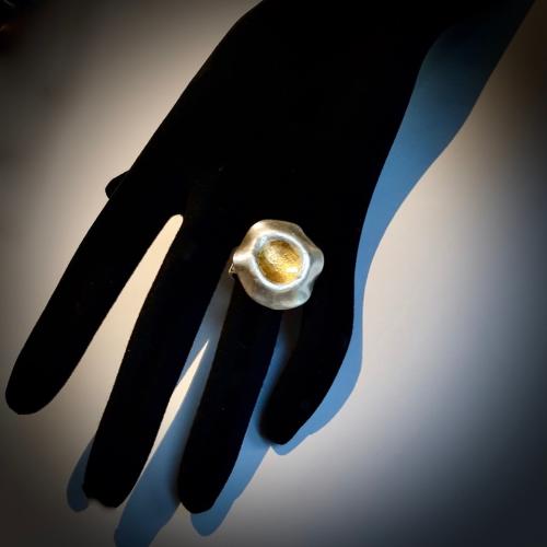 Morning Glory II - Zilveren organische ring met goud