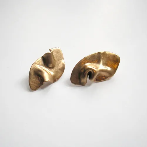 Ondinha - Goudkleurige sculpturale design oorstekers
