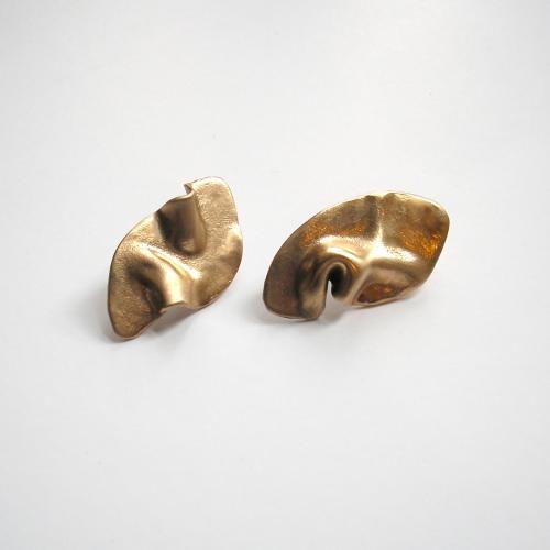 Ondinha - Goudkleurige sculpturale design oorstekers