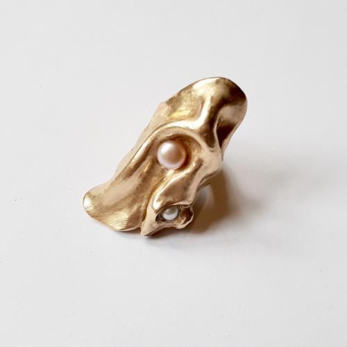 Oroda - Goudkleurige statement ring met parels