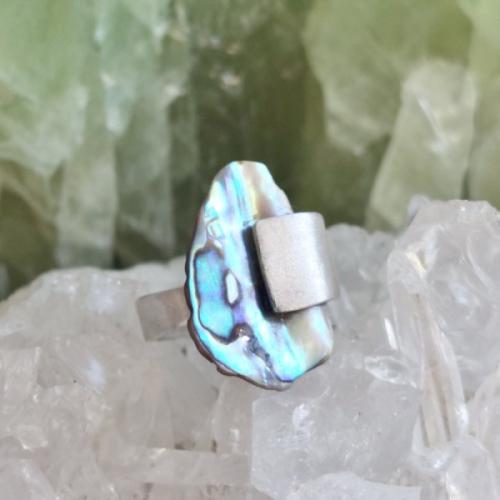 Paua - Zilveren organische ring met parelmoer