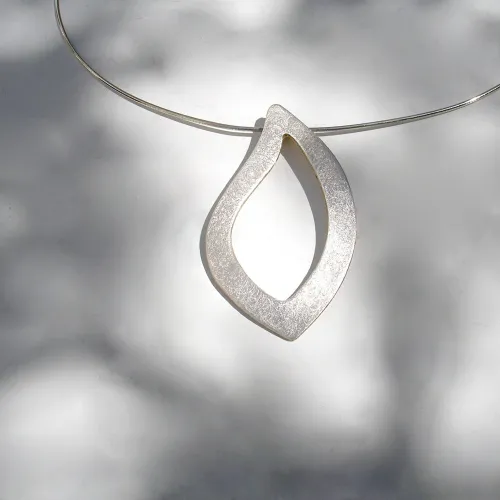 Puro - Zilveren design hanger aan omega collier