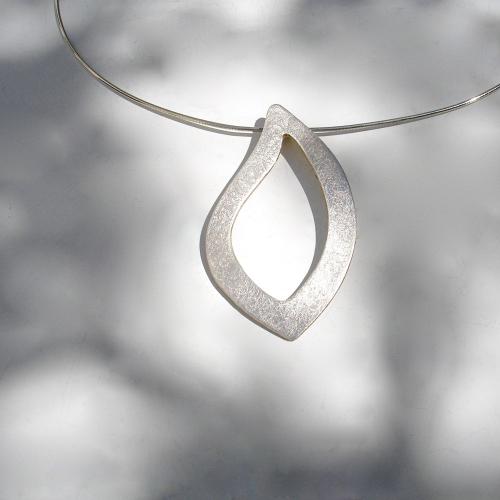 Puro - Zilveren design hanger aan omega collier
