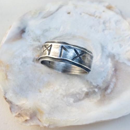 Rune - Zilveren ring met Rune-tekens