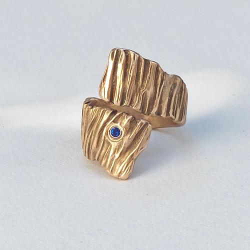Saff - Goudkleurige organische ring met Saffier