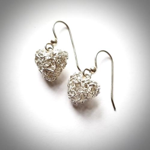 Silver Hearts - Zilveren filigrain hartjes oorbellen - handgemaakt