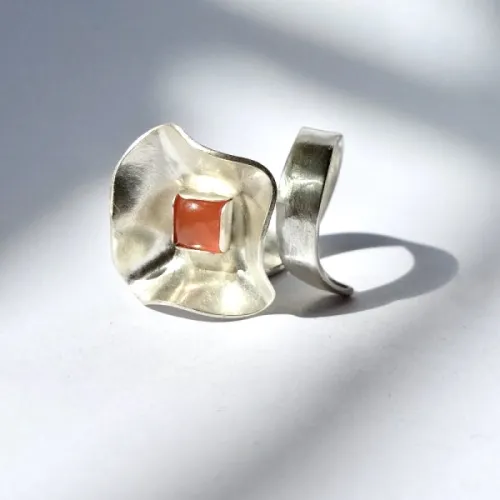 Theatro II - moderne zilveren design ring met Carneool