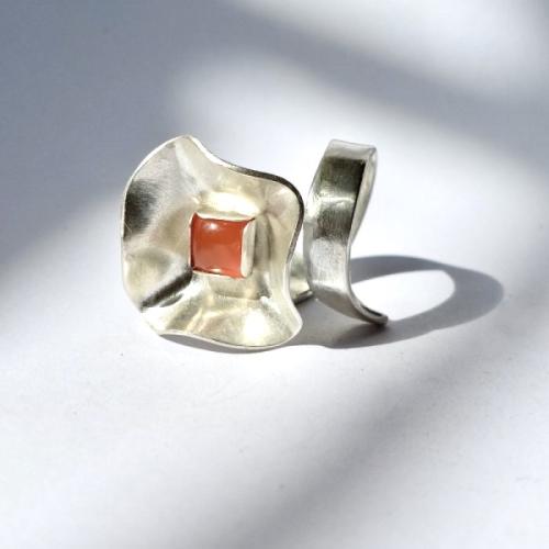 Theatro II - moderne zilveren design ring met Carneool