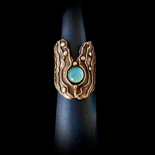 Tree - goudkleurige ring met Chalcedoon