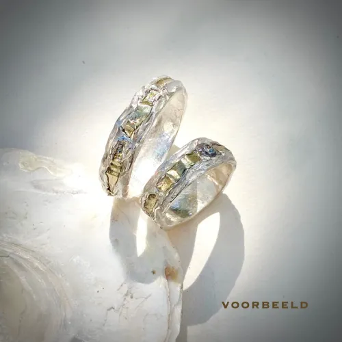 Unieke handgemaakte trouwringen met goud en diamantje