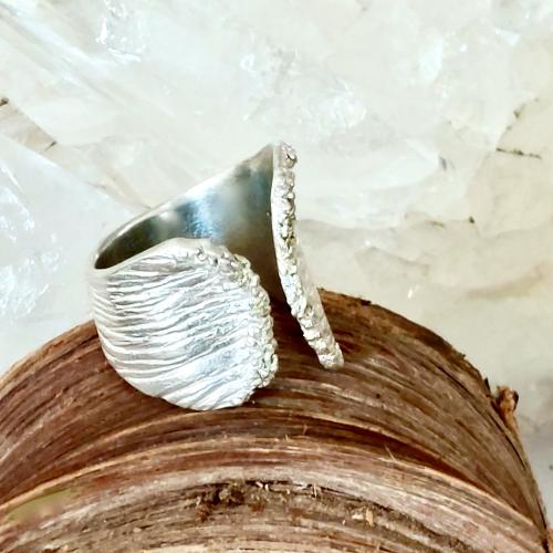 Vaina - Moderne zilveren ring met organische structuur