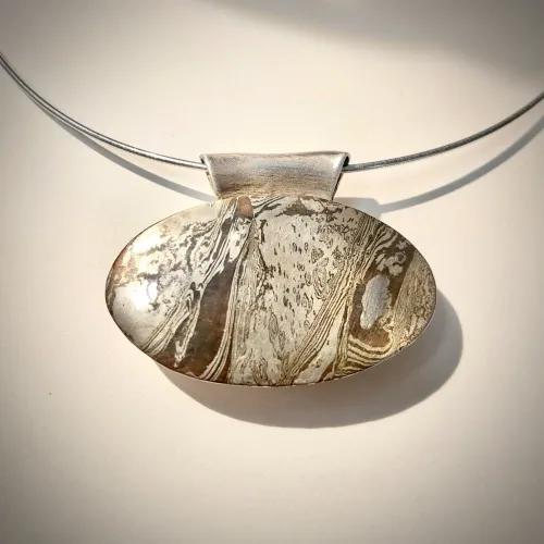 Venatura - Mokume Gane hanger aan omega collier
