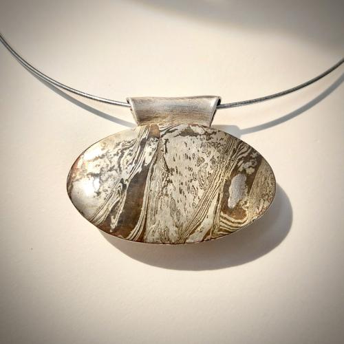 Venatura - Mokume Gane hanger aan omega collier