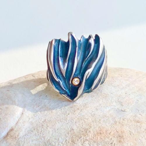 Viento - Zilveren sculpturale ring met Patina en Diamantje