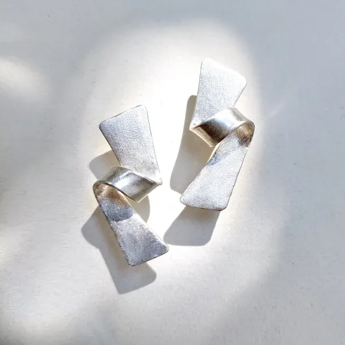 Ricciolo due - Zilveren design oorbellen - exclusief made by Ingrid La Haye - Dutch Design Jewelry