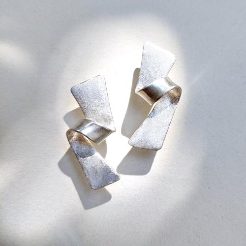 Ricciolo due - Zilveren design oorbellen - exclusief made by Ingrid La Haye - Dutch Design Jewelry