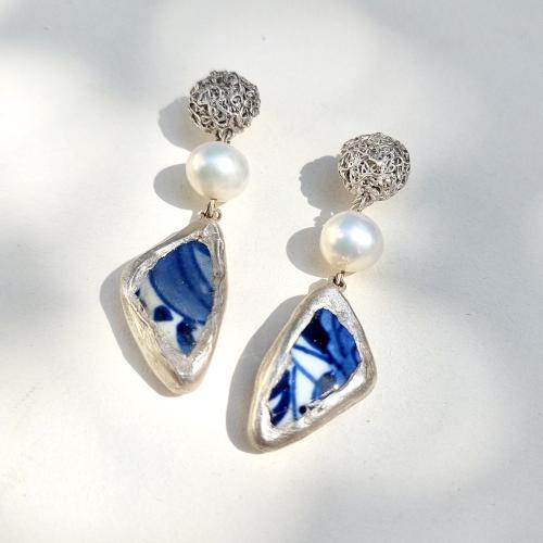 Royal - lange zilveren oorbellen met Delftsblauw en parels aan zilveren filigrain bolletje op het oor - Dutch desigh by Ingrid La Haye - handmade - uniek - exclusief ontwerp