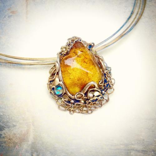 Amber Tsarina Gold - Zilveren hanger met schitterend Amber, gevat in sierlijk filigrain, met edelstenen en goud