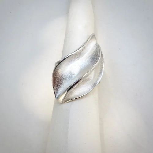 Passion - Bijzondere exclusieve zilveren design ring - organisch - bladvorm - inspired by nature -  made by Ingrid La Haye