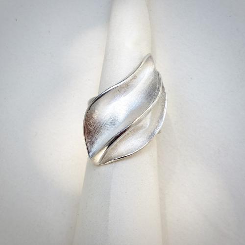 Passion - Bijzondere exclusieve zilveren design ring - organisch - bladvorm - inspired by nature -  made by Ingrid La Haye