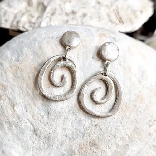 Vortex-zilveren-oorbellen-spiraalvorm-design - handmade in atelier van Ingrid La Haye