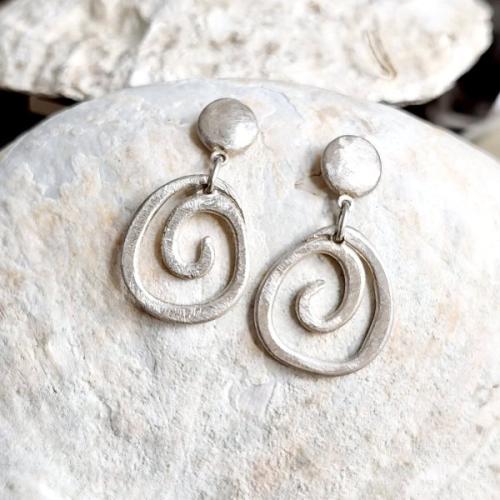 Vortex-zilveren-oorbellen-spiraalvorm-design - handmade in atelier van Ingrid La Haye